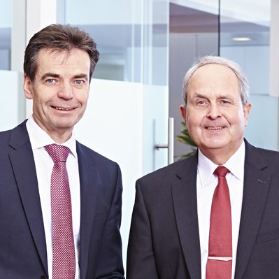 Achim Glörfeld (rechts) und Max Mews, Vorstandsvorsitzender und Vorstandsmitglied der Stadtsparkasse Lengerich